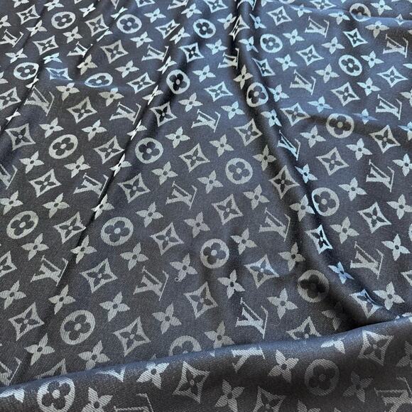 Louis Vuitton silk/wool sharf black and silver Authentic Retail 1200$ - Picture 5 of 7